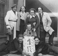 Ein Jahr Atelier Nacken. Heinz Nacken (oben rechts) mit Mitarbeitern und Familie (Bild: privat)